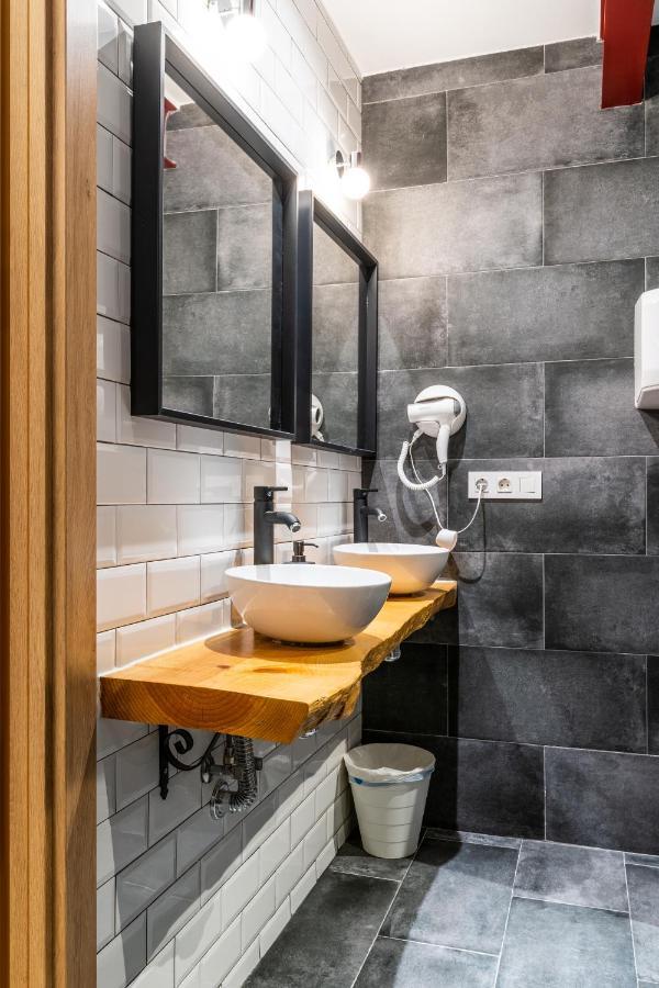 Four Rooms Hostel Луго Екстериор снимка