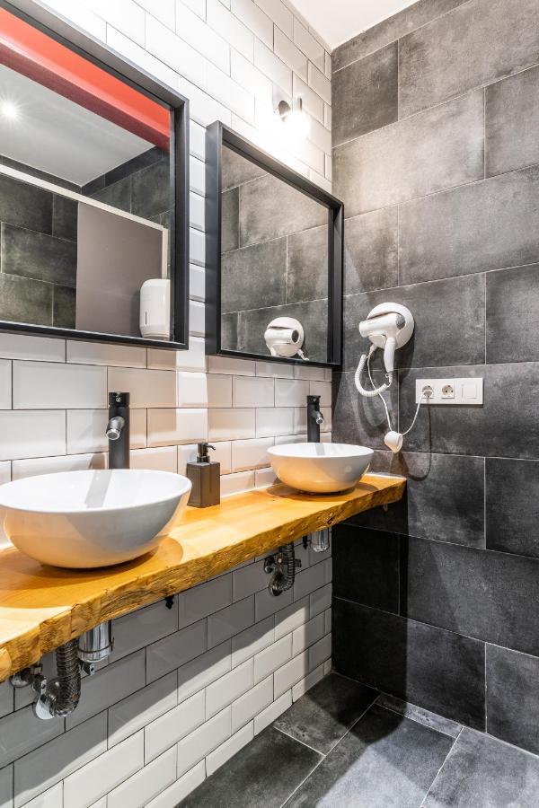 Four Rooms Hostel Луго Екстериор снимка